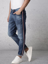 Load image into Gallery viewer, Men Blue Slim Tapered Fit Mid-Rise Clean Look Stretchable Jeans D1