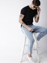 Load image into Gallery viewer, Men Blue Carrot Fit Mid-Rise Clean Look Stretchable Jeans SR5