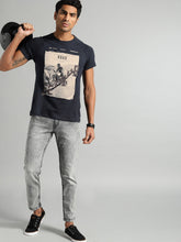 Load image into Gallery viewer, Men Navy Blue &amp; Beige Printed Round Neck T-shirt S10