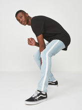 Load image into Gallery viewer, Men Blue Slim Fit Mid-Rise Highly Distressed Stretchable Jeans DD3