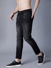 Load image into Gallery viewer, Men Black Tapered Fit Mid-Rise Clean Look Stretchable Jeans M7
