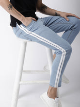 Load image into Gallery viewer, Men Blue Carrot Fit Mid-Rise Clean Look Stretchable Jeans SR5