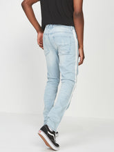 Load image into Gallery viewer, Men Blue Slim Fit Mid-Rise Highly Distressed Stretchable Jeans DD3