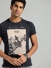 Load image into Gallery viewer, Men Navy Blue &amp; Beige Printed Round Neck T-shirt S10