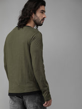 Load image into Gallery viewer, Men Olive Green Solid Round Neck T-shirt D7