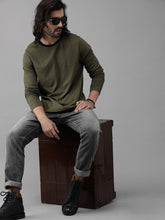 Load image into Gallery viewer, Men Olive Green Solid Round Neck T-shirt D7