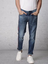 Load image into Gallery viewer, Men Blue Slim Tapered Fit Mid-Rise Clean Look Stretchable Jeans D1